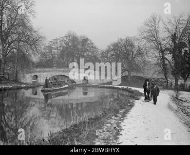 Une barge typique tirée par un cheval . Pont classique Hertfordshire novembre 1935 Banque D'Images