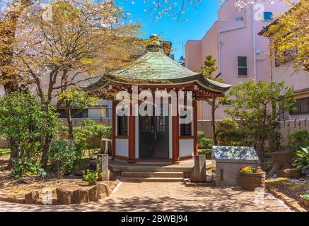 tokyo, japon - mars 31 2020: Pavillon hexagonal dédié au fondateur de l'Université des Arts de Tokyo ou Geidai dans le Mémorial P d'Okakura Tenshin Banque D'Images