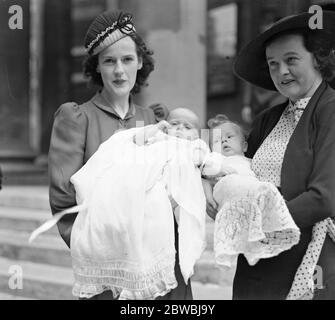 Un double baptême à l'église All Souls , Langham place , Londres . La comtesse de Craven ( à gauche ) , l'ancienne Miss Irene Meyrick , avec sa petite fille , Lady Sarah Jane Craven et sa sœur , Mme J Dearman avec son fils , Glyn John . 4 juillet 1940 Banque D'Images