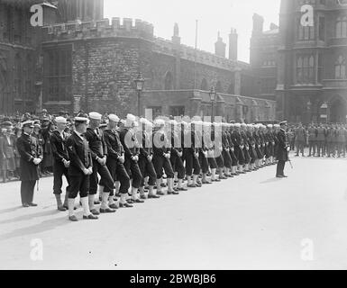 Service commémoratif aux victimes de l'Airship R 38 à l'abbaye de Westminster . Hommes du cuirassé U S Utah à l'extérieur de l'abbaye de Westminster 7 septembre 1921 Banque D'Images