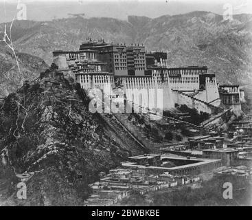 Mission bouddhiste britannique au Tibet . Lhassa , la capitale du Tibet , qui doit être visité par une Mission bouddhiste britannique , signifie littéralement « le terrain de Dieu » . Après 1760 , l'accès à la capitale était interdit aux Européens , bien que quelques-uns aient échappé à la restriction . Une vue générale de Lhassa , montrant le siège du Gouvernement dans la ' Cité interdite ' . 15 juillet 1922 Banque D'Images