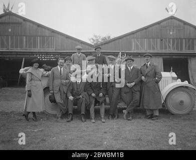 La course aérienne Gordon Bennett à Etampes près de Paris UN groupe de fonctionnaires britanniques de l'aviation de l'Angleterre , représentant le Colonel Maclean du Royal Aero Club , le Commandant Perrin , le Lieutenant Hurst , le Colonel O Gorman , (Chef de l'établissement Royal Airforce ) M. F A Raynham ( pilote de l'avion Martynside ) m M. G C Gray ( rédacteur en chef de l'avion ) , Mme Gray , pilote Kirsch , Bernard , pilote et Sadi Lecointe ( pilote ) 28 septembre 1920 Banque D'Images