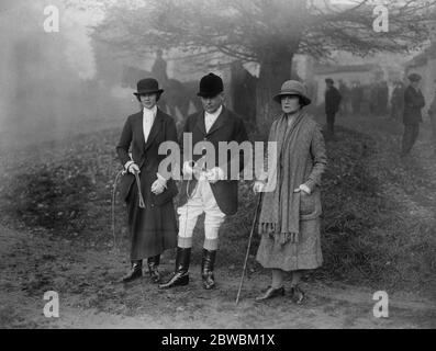 Le comte et la comtesse d'Orkney avec leur fille à la rencontre d'ouverture de la Chase Whaddon . 1922 Banque D'Images