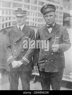 Les concurrents de la Marine américaine dans la course internationale de ballons Gordon Bennett Lieut W J Reed , pilote ( à gauche ) et J F Slade , chef de la grénatrice de l'aviateur , qui représentent l'American Navy, participeront à la course internationale de ballons Gordon Bennett à Genève du 27 au 1922 juillet Banque D'Images