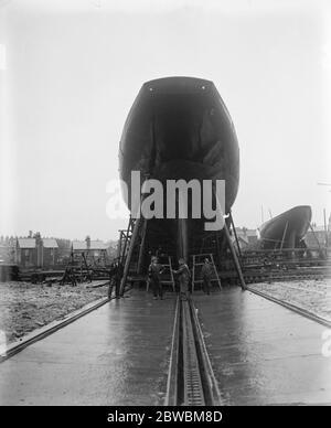 Britannia , prêt pour les vagues . Le célèbre cutter du roi a été remis en état à Georfe Marvin , dans la cour de Cowes , l'île de Wight, le 27 avril 1923 Banque D'Images