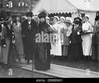 La reine Alexandra visite la maison du Devonshire la reine Alexandra et la princesse Victoria avec certaines infirmières le 1er mai 1919 Banque D'Images