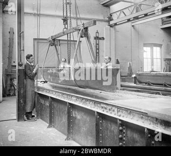 Travaux de recherche au Laboratoire physique national , Teddington , pour diminuer le mouvement de tangage des navires en mer . Levage du modèle hors du moule . Banque D'Images