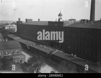 Vue panoramique de la plus grande usine de coton de Lodtz . Le plus grand d'Europe . Les photos montrent l'usine , les habitations de travailleurs , les filles de moulin et le type de pompiers . 24 octobre 1921 Banque D'Images