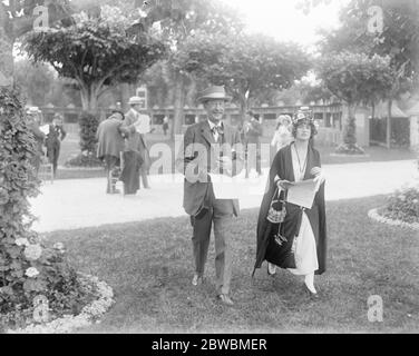 Société bien connue à Deauville Lord Carnarvon avec sa fille Lady Evelyn Herbert aux courses de Deauville le 7 août 1922 Banque D'Images