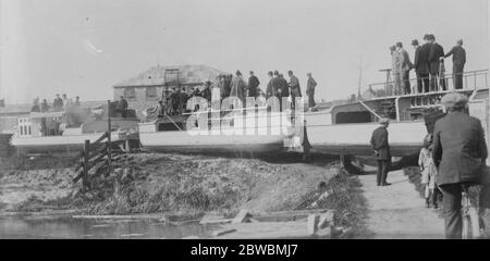 Bateaux de train pour le Congo Mons Robert B Goldschmidt , Fellow de l'Université de Bruxelles , a inventé des bateaux amphibioua destinés à révolutionner le transport au Congo belge . Ces bateaux partent et regagnent l'eau par le rail et un train d'entre eux peut négocier une malédiction sur le chemin de fer sans le moindre danger . Les deux bateaux actuellement en service pour les essais de transport transportent autant de marchandises que possible par un train de chemin de fer ordinaire au Congo 3 mai 1921 Banque D'Images