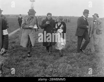 Mésaventure du vainqueur du london Aerial derby. M. Courtney avec sa femme après l'accident du 24 1920 juillet Banque D'Images