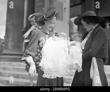 Un double baptême à l'église All Souls , Langham place , Londres . La comtesse de Craven ( à gauche ) , l'ancienne Miss Irene Meyrick , avec sa petite fille , Lady Sarah Jane Craven et sa sœur , Mme J Dearman avec son fils , Glyn John . 4 juillet 1940 Banque D'Images