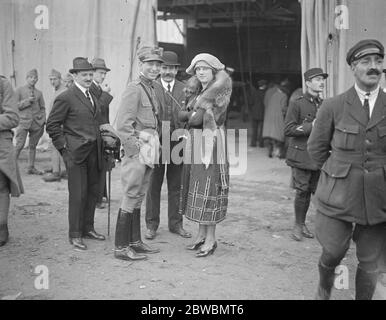 La course de Gordon Bennett Air à Etampes près de Paris le colonel Piccio du corps de vol italien avec sa femme qu'il a épousé récemment. Son nom large était avant le mariage Miss Batcheldor , et est une millionnairession américaine 29 septembre 1920 Banque D'Images