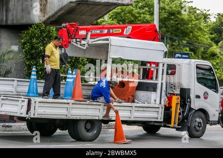 Manille. 31 mai 2020. Les employés de la Metropolitan Manila Development Authority installent des cônes de trafic pour la nouvelle voie de bus qui transportera les passagers vers et depuis le Metro Rail Transit le long de l'avenue Epifanio Delos Santos, alors qu'ils se préparent à la ruée vers les navetteurs en raison de l'assouplissement des restrictions de verrouillage de la COVID-19 à Manille, Philippines le 31 mai 2020. Le président philippin Rodrigo Duterte a déclaré jeudi que les restrictions dans la région métropolitaine de Manille seront encore assouplies à partir du 1er juin, ce qui permettra à la plupart des entreprises et des transports de rouvrir. Crédit: Rouelle Umali/Xinhua/Alay Live News Banque D'Images