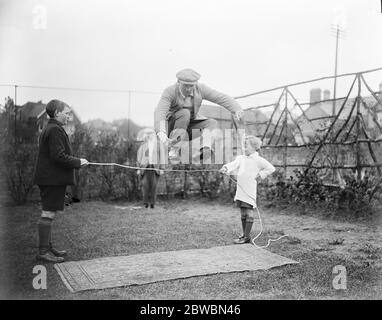 Jimmy Wilde se mettre en forme pour rencontrer le titre de Pancho Villa for World sur les fils de Welsh Hills Wilde tenant la corde pour leur père tout en faisant des exercices de saut 2 mai 1923 Banque D'Images