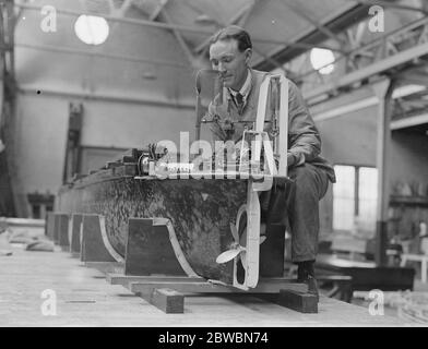 Au Laboratoire physique national , Teddington . Essai de la force de la sserve dans la barre du navire . Banque D'Images