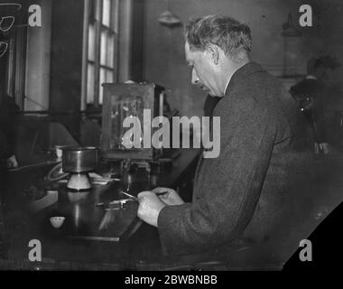 Traitement radium au Radium Institute , Riding House Street, Portland place , Londres . Remplissage des tubes de platine avec du bromure de platine . 17 janvier 1925 Banque D'Images