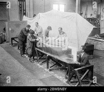 Travaux de recherche au Laboratoire physique national , Teddington , pour diminuer le mouvement de tangage des navires en mer . Finition d'un modèle de défroisseur de cargaison préparatoire aux essais . Comme ce travail doit être effectué très rapidement les greffiers de fille sont appelés à aider . Banque D'Images