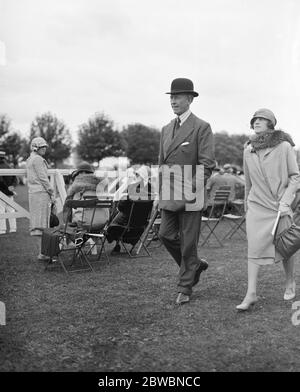 Spectacle de poney de polo Ranelagh . Le capitaine Marshall Roberts et Mme Robert Grimston . 9 juin 1926 Banque D'Images