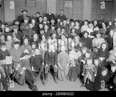 Scène dans le quartier de la grande explosion l'Institut Cory a utilisé comme abri 23 janvier 1917 Banque D'Images