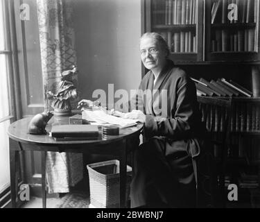 La première femme travailliste MP reçoit des félicitations . Mlle Susan Lawrence , la première députée travailliste à être retournée , lisant des télégrammes de félicitations à sa résidence à Londres . 7 décembre 1923 Banque D'Images