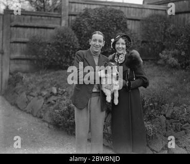 Alfred Smirke , le jockey , et sa Fiancée , Mlle Margery vendredi ( marié le 27 janvier 1934 ) 16 janvier 1934 Banque D'Images