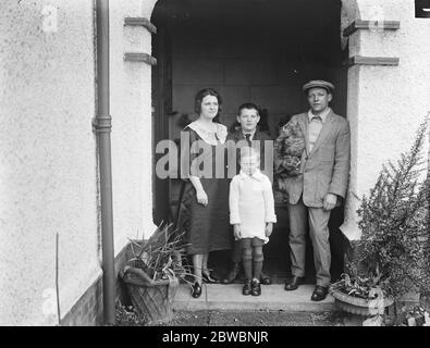 Jimmy Wilde se mettre en forme pour rencontrer le titre de Pancho Villa for World sur le Welsh Hills Wilde avec sa femme et ses deux fils préparatoires à ses travaux du matin 2 mai 1923 Banque D'Images