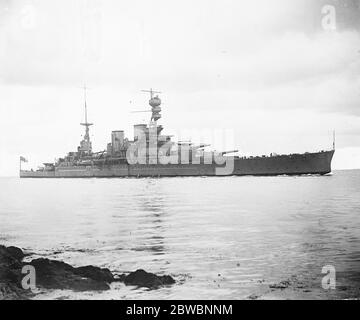 Célèbre cuirassé pour montrer le drapeau autour du monde . La dernière photo de HMS Repulse après sa réinstallation à Devonport . La Repulse doit de participer à la croisière navale pour montrer le drapeau autour du monde . 19 octobre 1923 Banque D'Images