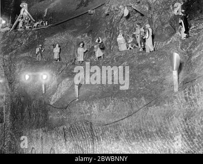 Expérience remarquable du Haut Commissaire britannique en haute Silésie . Prend le thé avec des notables polonais 1,000 pieds sous terre. Une minature à sculptée du sel solide dans les profondeurs de la mine . Il est orné de petites figures représentant les trois Rois de l'est visitant le Sauveur infantile . 22 octobre 1921 Banque D'Images