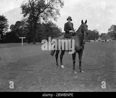 Spectacle de poney de polo Ranelagh . Mme Phipps Hornby sur Mussolini . 1926 Banque D'Images