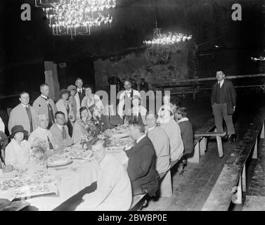 Expérience remarquable du Haut Commissaire britannique en haute Silésie . Prend le thé avec des notables polonais 1,000 pieds sous terre. Cette fête au thé . Sir Harold Stuart est vu assis à la table , la deuxième figure de gauche . 22 octobre 1921 Banque D'Images