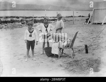 Vacances d'été de la famille royale espagnole à Santander Princess Christina , Prince Juan et Prince Conzalo sur la plage à Santander 7 août 1922 Banque D'Images