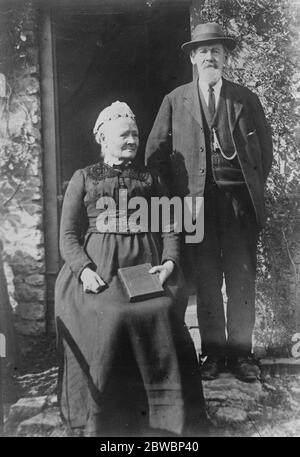 Soixante-cinq ans de Bliss marié M. et Mme William Rice, âgés respectivement de 84 et 85 ans, qui viennent de célébrer le 65 anniversaire de leur mariage le 22 septembre 1922 Banque D'Images