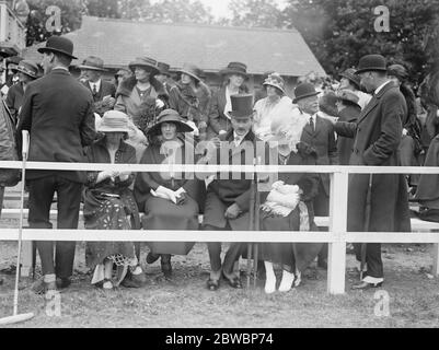 Regarder la Polo au Club Hurlingham , pour la coupe régimentaire Inter - Mme Towers Clarke . Banque D'Images