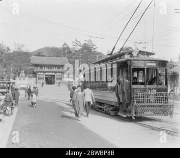 Kyoto île de Honshu, Japon un tramway électrique en premier plan , avec une ancienne porte d'accès à l'un des nombreux temples anciens 3 mai 1922 Banque D'Images