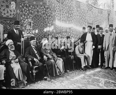 Retour de Zaghlul Pasha en Egypte . Une photographie intéressante de Zaghlul Pasha ( assis deuxième à partir de la gauche ) , le dirigeant nationaliste égyptien , à son retour au Caire . 3 octobre 1923 Banque D'Images