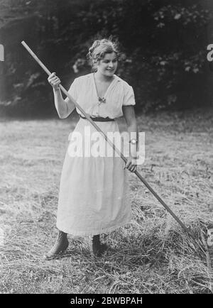 Intitulée la fille se rend sur le territoire la baronne Margaret Gullstrand , qui a abandonné la Société de Stockholm pour le travail agricole 26 octobre 1922 Banque D'Images