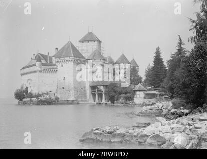 Restauration du célèbre château de Chillon, sur les rives du lac Léman en Suisse , près de Montreux , qui a été entre les mains des restaurateurs . Le château est toujours un objet d'un grand intérêt pour les centilectures de visiteurs . Il est surtout connu du lecteur général du poème de Byron ' le chillon du prisonnier ' 1er septembre 1921 Banque D'Images