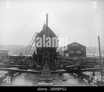 Britannia , prêt pour les vagues . Le célèbre cutter du roi a été remis en état à Georfe Marvin , dans la cour de Cowes , l'île de Wight, le 27 avril 1923 Banque D'Images