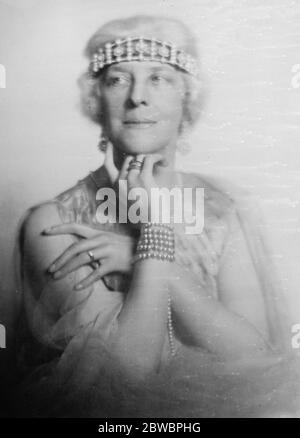 ' Unlcky ' Diamant diadem maintenant en Inde . Mme Hutchinson , épouse d'un riche résident de Mauranipur , Portant le célèbre ornement qui appartenait à l'origine à Marie-Antoinette et qui aurait apporté un désastre à chacun de ses propriétaires depuis qu'il est entré en possession de la const. De Louis XVI deux ans avant son exécution en 1793 . 2 mars 1925 Banque D'Images