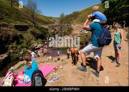 Les gens qui apprécient le bon temps par trois Shires Head sur la rivière Dane, où Cheshire, Derbyshire et Staffordshire se rencontrent, car le public est rappelé de pratiquer la distanciation sociale après la détente des restrictions d'enfermement. Banque D'Images