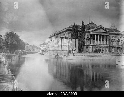 Le Palais de Justice , qui a été complètement détruit par un incendie , a brûlé à Gand , en Belgique . 19 mars 1926 Banque D'Images