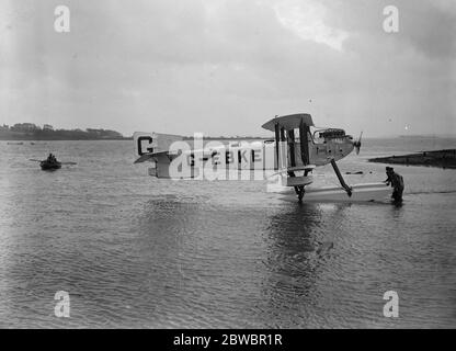 Premiers essais d'ambulance sans fil en hydravion à Hamble . 10 octobre 1924 Banque D'Images