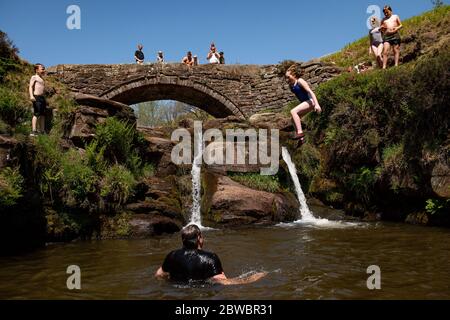 Les gens qui apprécient le bon temps par trois Shires Head sur la rivière Dane, où Cheshire, Derbyshire et Staffordshire se rencontrent, car le public est rappelé de pratiquer la distanciation sociale après la détente des restrictions d'enfermement. Banque D'Images