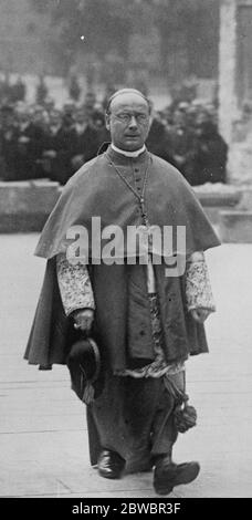 Célébration qui a offensé Papal Nuncio . La récente célébration à Pragus de l'anniversaire de la mort de John Huss , le grand réformateur , qui a été brûlé à Constance en 1415 , a pris pour la première fois un caractère officiel . La célébration a eu un résultat inattendu . Mgr Marmassi , le Nonce de Papal , quittant Prague le même jour que la manifestation . Mgr Marmaggi . 15 juillet 1925 Banque D'Images