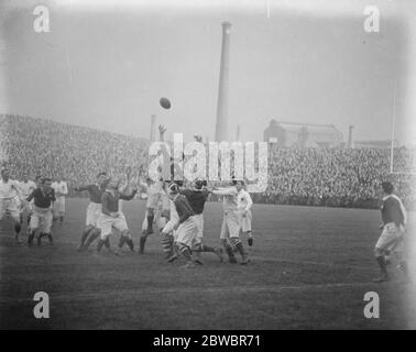 L'Angleterre défaite par l'Écosse à Édimbourg dans le rugby international l'Écosse obtient possession dans une ligne 21 mars 1925 Banque D'Images