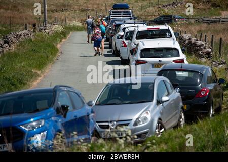 Les gens qui apprécient le bon temps par trois Shires Head sur la rivière Dane, où Cheshire, Derbyshire et Staffordshire se rencontrent, car le public est rappelé de pratiquer la distanciation sociale après la détente des restrictions d'enfermement. Banque D'Images