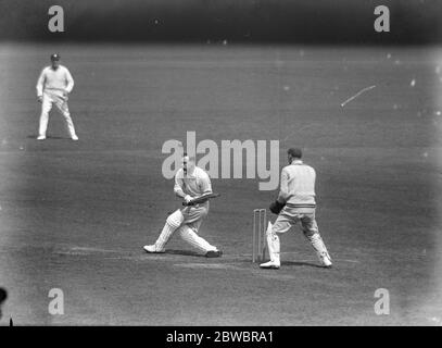 Surrey contre Hampshire à l'Oval . Peach ( Surrey ) soulève une balle de Kennedy sur sa tête . 11 mai 1925 Banque D'Images