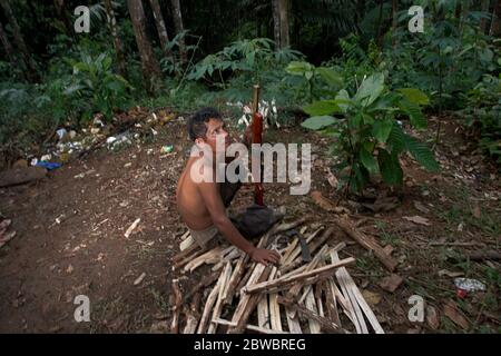 Tohab Hutagalung, villageois, tenant un fusil à air à la recherche d'une autre source de protéines dans la forêt de Sitahuis, au nord de Sumatra, en Indonésie. Les communautés vivant dans et autour de la forêt tropicale dépendent en partie de la chasse alimentaire et de la collecte alimentaire en plus de l'agriculture. Les conservationnistes ont résolu ce problème en plaçant l'autonomisation des communautés comme partie intégrante de tout effort de conservation de la nature, en fournissant éducation et assistance aux communautés pour trouver une source de revenu alternative plus durable et plus écologique. Banque D'Images