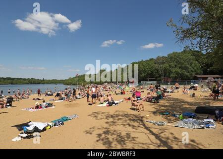 Les gens qui apprécient le beau temps au Ruislip Lido à Londres, comme le public est rappelé à pratiquer la distanciation sociale après la détente des restrictions de verrouillage. Banque D'Images